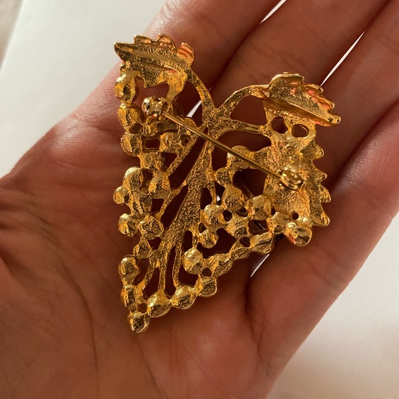 Vintage Trifari Grape brooch with faux pearls - Picture 4 of 7